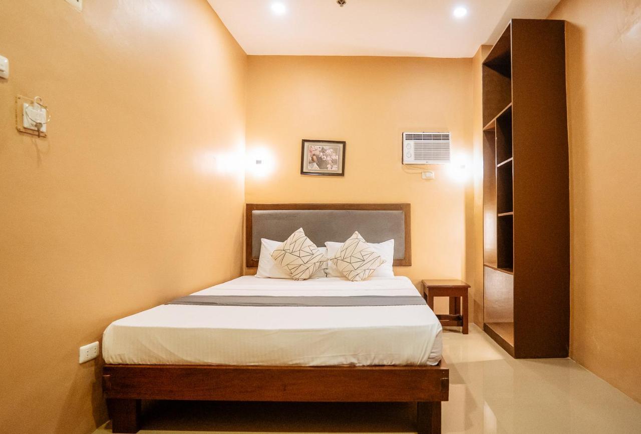 Reddoorz Plus @ Hotel Platinum Occidental Mindoro San Jose  Exterior photo