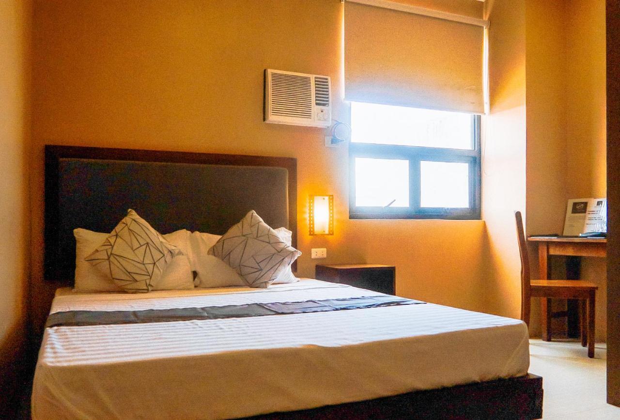 Reddoorz Plus @ Hotel Platinum Occidental Mindoro San Jose  Exterior photo